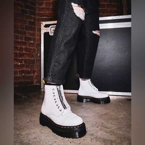 ❤️❤️DR.Martens SINCLAIR PATENT CROC EMBOSS PLATFORM BOOTS size 7❤️❤️ - Picture 2 of 8